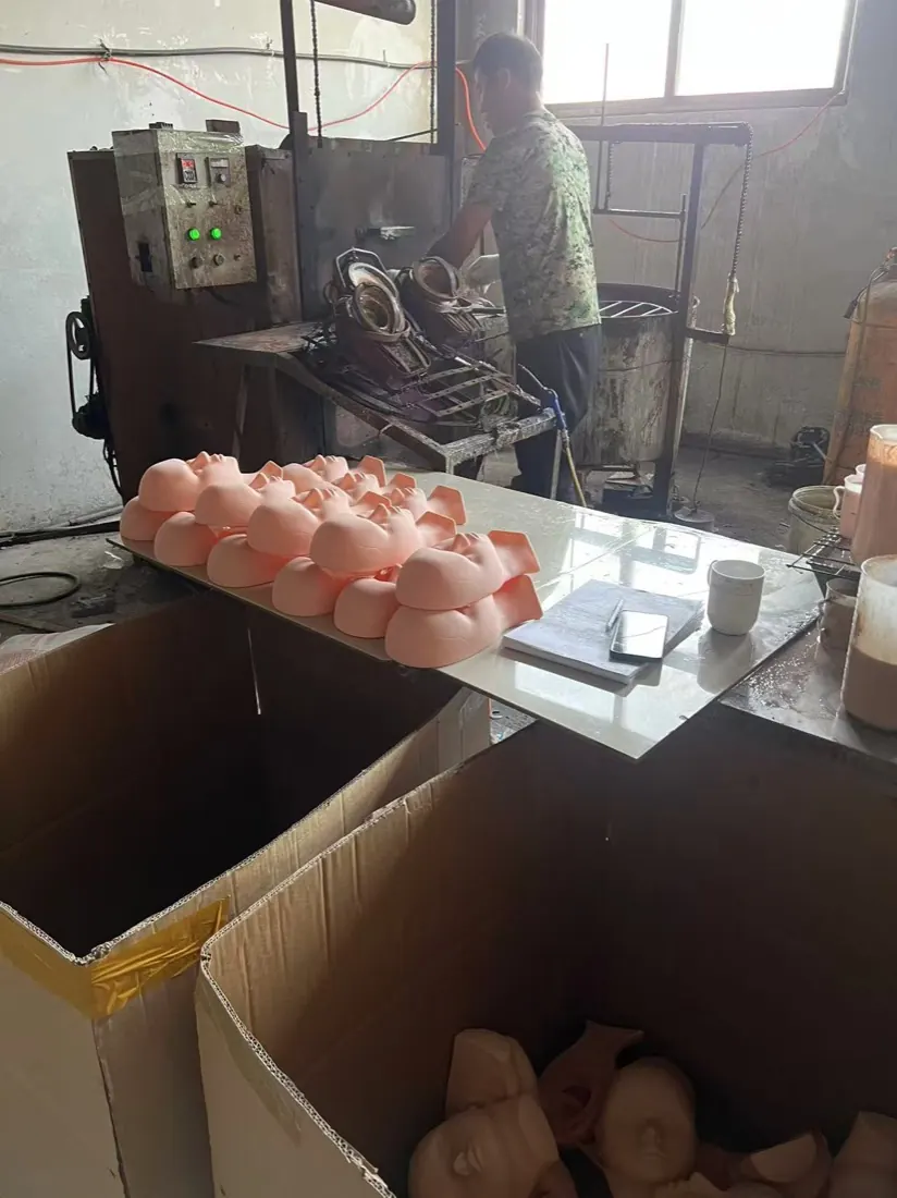 成形台に並ぶシリコン製ヘッドのパーツ
