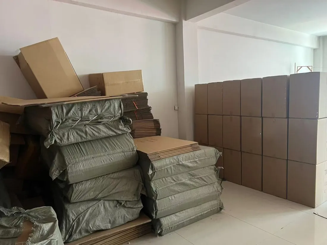 出荷を待つ箱詰めされたラッシュ練習用ヘッドの在庫